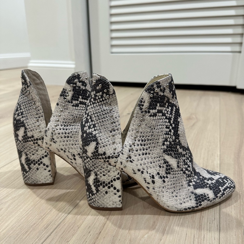 Steve Madden rock star snake booties with silver studs 7.5